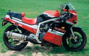 1986年的铃木GSXR750代表了铃木的量子飞跃。查看更多摩托车图片。“width=