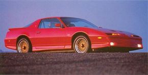 1987年的Firebird Trans Am GTA发生了许多造型变化。查看更多跑车图片。“width=