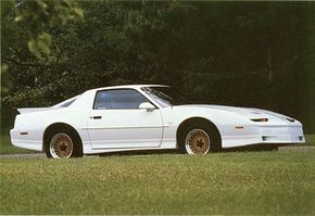 1988年，Trans Am GTA再次成为顶级火鸟。查看更多庞蒂亚克火鸟图片。“width=