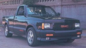 1991  -  1992年的GMC Syclone的速度足以使大多数肌肉车使大多数肌肉车都具有280马力和全轮驱动。查看更多经典的卡车图片。“width=