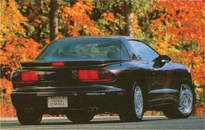 急剧倾斜的,68度的挡风玻璃,1993年庞蒂克火鸟的焦点。”border=