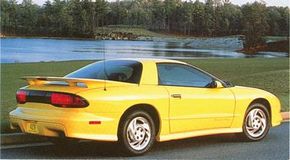 1993年的庞蒂亚克火鸟（Pontiac Firebird）进行了许多技术改进，包括强化的安全笼和太阳能射线玻璃。“border=