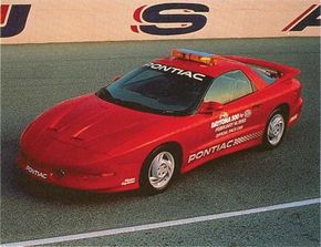 1993年庞蒂亚克火鸟的营销包括旋转为Daytona 500官方PACE汽车。“border=