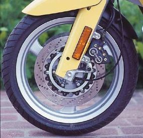 Telescopic forks were used to locate the front wheel.