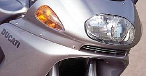 The full-coverage fairing has integrated turn signals.