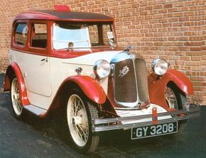 这1932 Austin-Swallow配备了吸烟者的屋顶上发泄。看到更多的经典车的照片。”width=