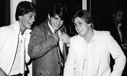 啊,那么年轻。A few members of the so-called "Brat Pack" -- Rob Lowe, Tom Cruise and Emilio Estevez -- photographed in 1982.”border=