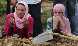 Young Muslim women praying at grave