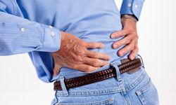 下背部疼痛很常见，但它可能是肌肉酸痛以外的信号。＂border=
