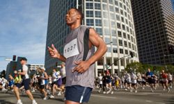 在比赛当天玩得开心,但是不要太兴奋当发令枪响起。”width=