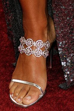 The Diamond Dream stilettos worn by Anika Noni Rose at the 2007 Oscars feature 30 carats worth of diamonds.