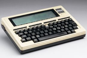 这是trs - 80型号100,原始的trs - 80的扩展与一个内置的液晶显示器(LCD)屏幕。18新利最新登入对于平板电脑怎么样?”border=