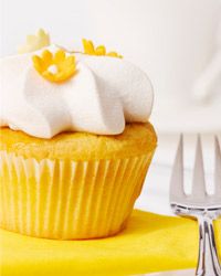 甜美的柠檬纸杯蛋糕是一种阳光的享受，有一点酸味。＂border=