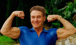 杰克·拉兰尼(Jack LaLanne)的健美名气给了他推销榨汁机的优势。”border=