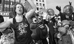 理查德·西蒙斯(Richard Simmons)通过销售以普通人(而不是葡萄干)为主角的健身视频成为了健身大师。＂border=