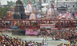 The Ganges River supported population densities large enough for cholera to spread rapidly. The river also carried bacteria downstream to infect many others.