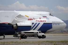 请填满！Antonov AN-124-100货运飞机的大约70,000加仑（265,000升）的燃料应该可以解决问题。“border=