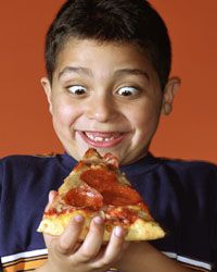 孩子们喜欢吃披萨，但把真正的东西留到招待时吃。＂border=