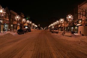 加拿大安大略省南部多雪的街道。