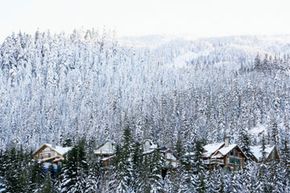 积雪覆盖的山地房屋。