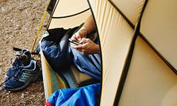 如果你有太阳能充电器，就不需要在树林里拔掉电源了。＂width=