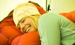 为了确保你能在冬天露营时保持舒适，选择一个温度等级较低的睡袋。＂border=