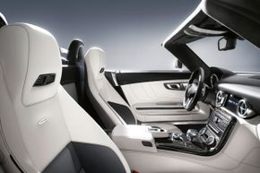 梅赛德斯-奔驰SLS AMG跑车以AIRSCARF系统为标准设备，这是一个颈部水平的加热系统，从司机和乘客座位的头部限制吹出热空气。＂width=