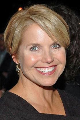 凯蒂·库里克(Katie Couric)是第一位单独在大型电视台主持晚间新闻的女性。＂border=