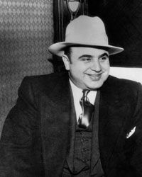 著名的美国黑帮头目阿尔·卡彭(Al Capone)生活在1899年至1947年。＂border=