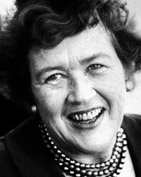 朱莉娅·克里斯（Julia Child）是第一位名人厨师。“border=