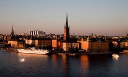 斯德哥尔摩首先是一个水城。再加一个水下巢穴，你就可以舒舒服服地接触到海藻了!＂border=