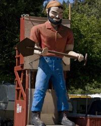 giant statue of Paul Bunyan