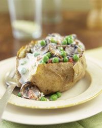 你可以把任何你想要的东西放进你的填充土豆里，从牛排到蘑菇和豌豆！