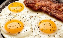 咸肉和鸡蛋不仅仅是早餐吃的——这一对也可以作为晚餐吃！