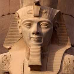 假胡须就像那个拉姆斯二世雕像是体育在古埃及的流行。＂border=