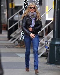 Jennifer Aniston's style is effortlessly cool and comfortable -- and is totally doable by the rest of us.