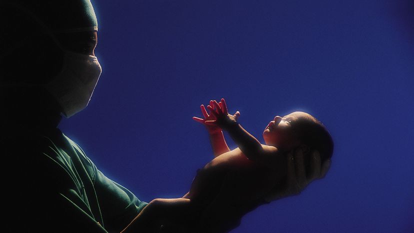Медицинский работник держит ребенка