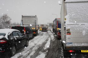 当雪和雪泥覆盖车道分隔线和道路边缘的白线时，目前的自动驾驶汽车根本不知道该去哪里。＂border=