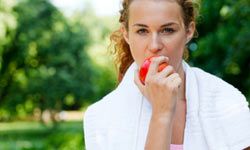 woman eating apple