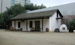 佩拉尔塔土坯，建于1797年，提供了一个绿色建筑的早期例子，具有良好的绝缘和被动太阳能加热。＂width=