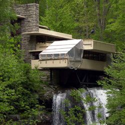 弗兰克·劳埃德·赖特的流水别墅设计,完成于1939年,坐落在一个瀑布在宾夕法尼亚州。”border=