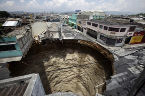 2010年，热带风暴阿加莎引发洪水，一个巨大的天坑吞没了房屋、街道和企业。＂border=