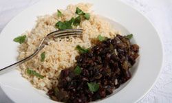 古巴风格的豆子和米饭可以完美地添加到任何感恩节酱汁中。＂border=