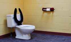 Australian Men's Room, There are public bathrooms everywher…