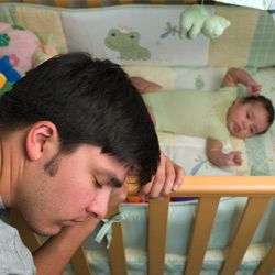 婴儿是有趣的,直到他们偷走你所有的体力。”width=