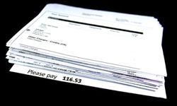 安装信用卡账单诱使一些人寻求所谓的信用修理服务，这承诺从人民币报告中删除黑色标志。“border=