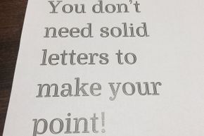 如您所见,这个生态字体有缺口的字母而不是固体。”border=