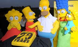 “Simpsons"为许多成人动画片铺平了道路。在这里，角色们在庆祝20周年纪念日。＂border=