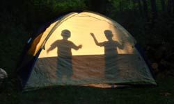 拥有自己的光源将帮助您的孩子在露营过夜时享受乐趣而不是惊吓。“border=