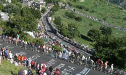 bicyclists  Alpe d'Huez fans